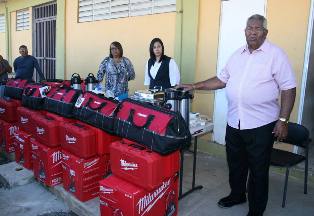 Entregan nuevos equipos para DTOP municipal de Humacao