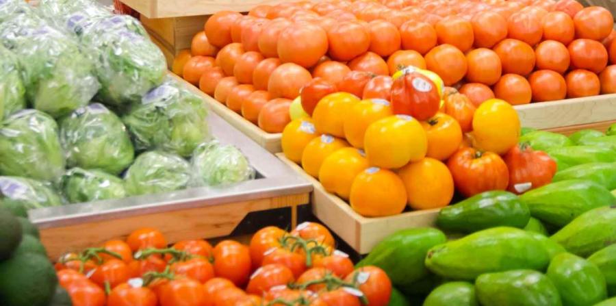 Entregan cheques para mercado de agricultores en Naguabo