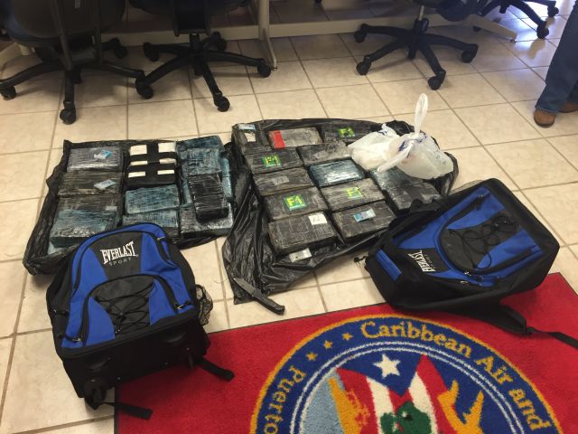 Autoridades encuentran mochilas con cocaína en la costa este