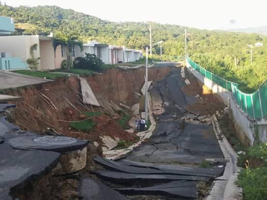 Al borde del derrumbe residencias en Ceiba