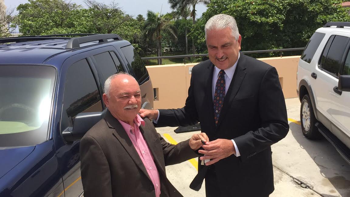 Municipio de Juncos recibe vehículo del Senado de Puerto Rico