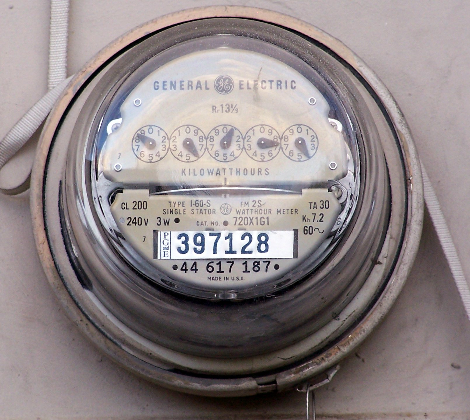 AEE afirma un millón de abonados tienen luz
