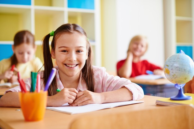 Vales educativos para compra de uniformes y efectos escolares