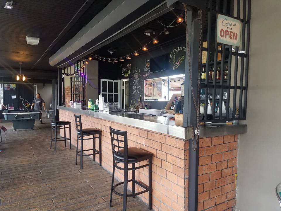Roban en restaurante de Las Piedras