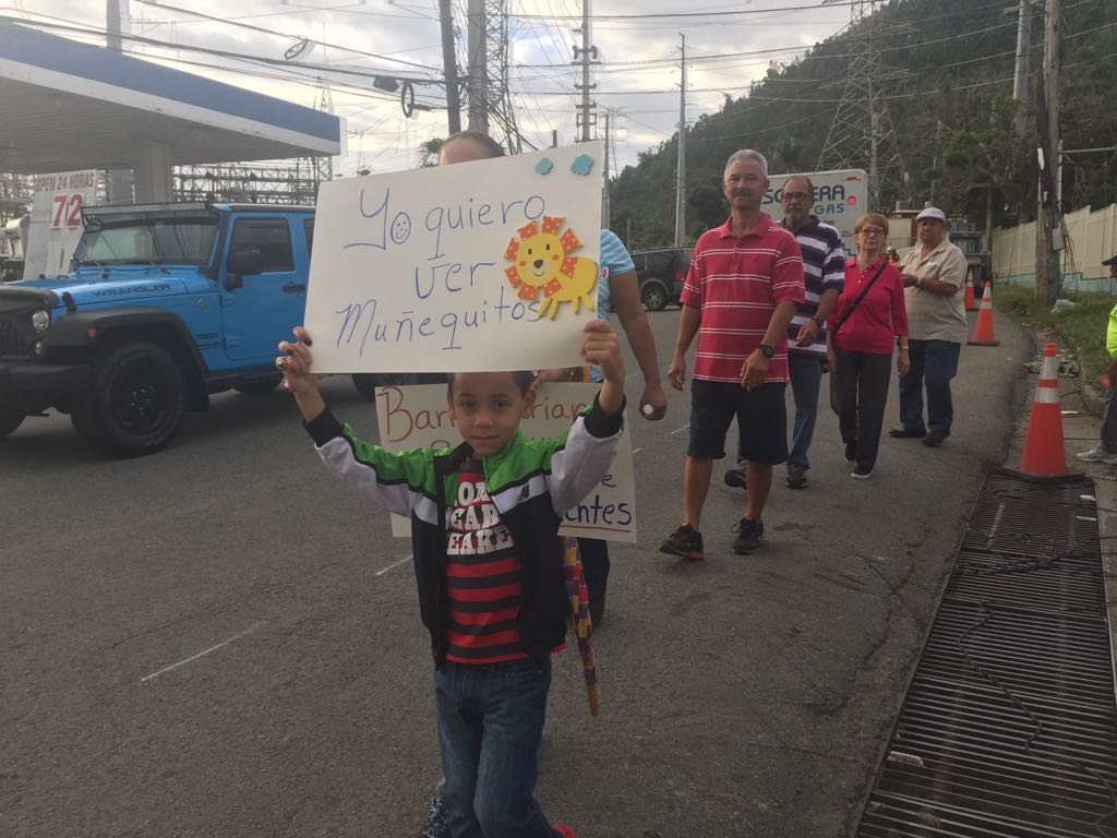 Hasta un niño de cinco años exige luz frente a los portones de AEE