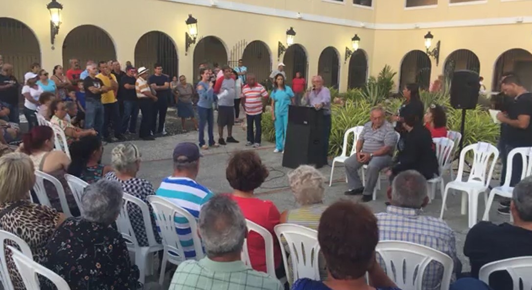Satisfecho alcalde en reunión con la comunidad junqueña