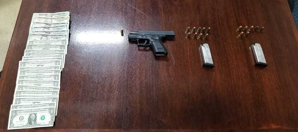 Arrestan a trío por arma y municiones en residencia en sector Parcelas Nuevas