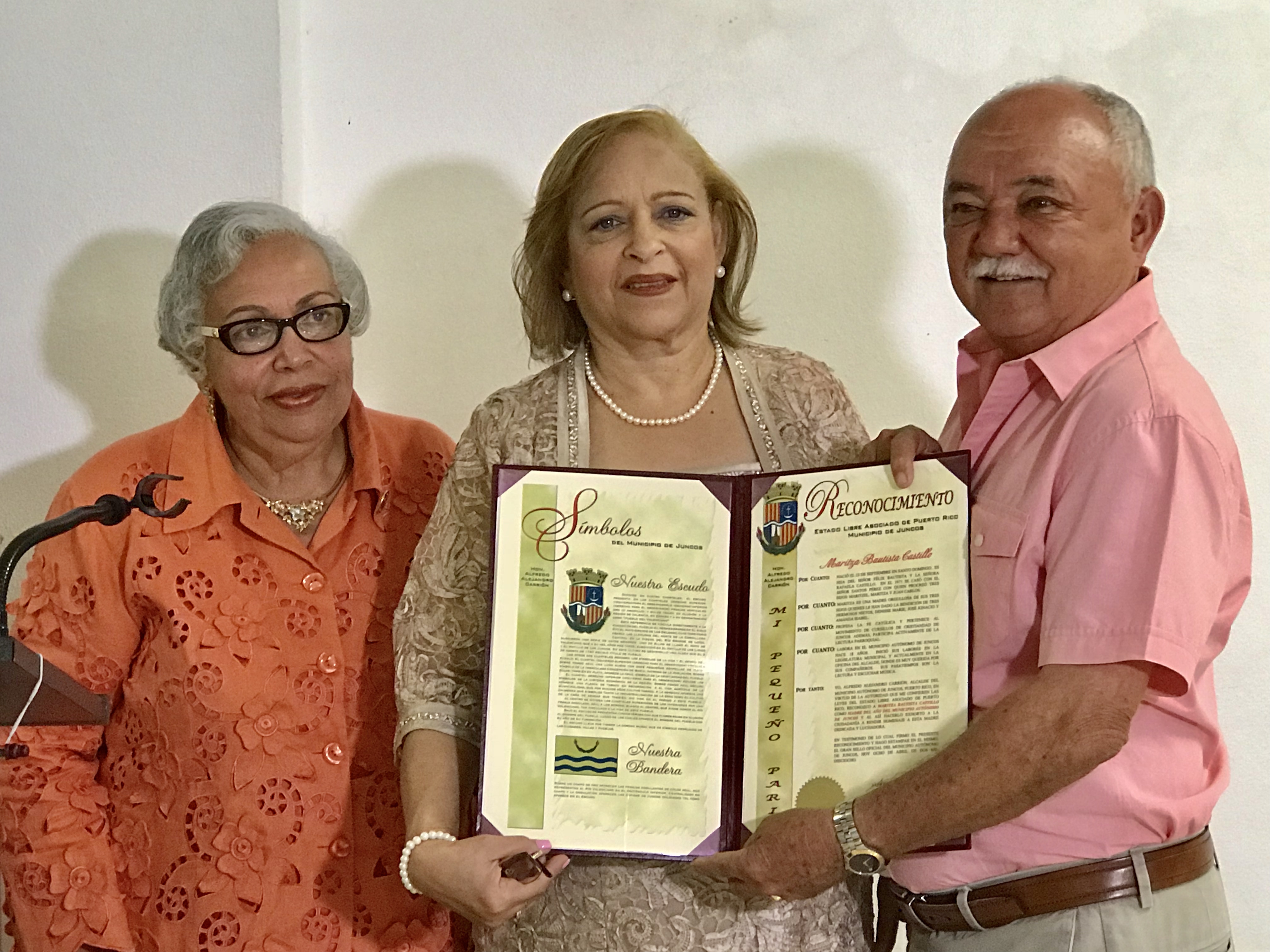 Reconocen madre del año en Juncos