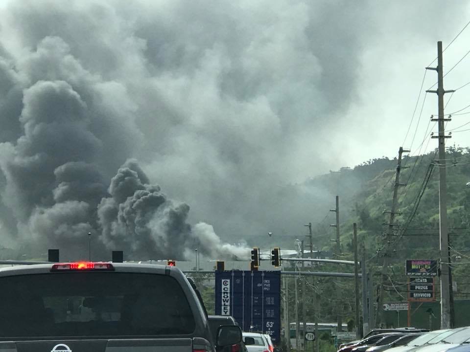 Fuego en carretera #1 de Caguas