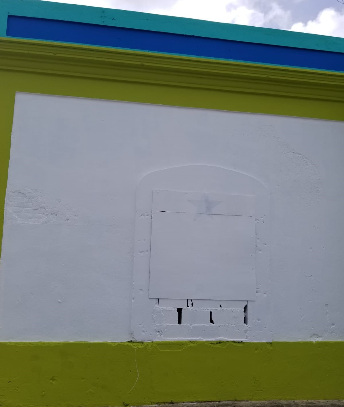 Indignación al borrar bandera de proyecto mural en Punta Santiago