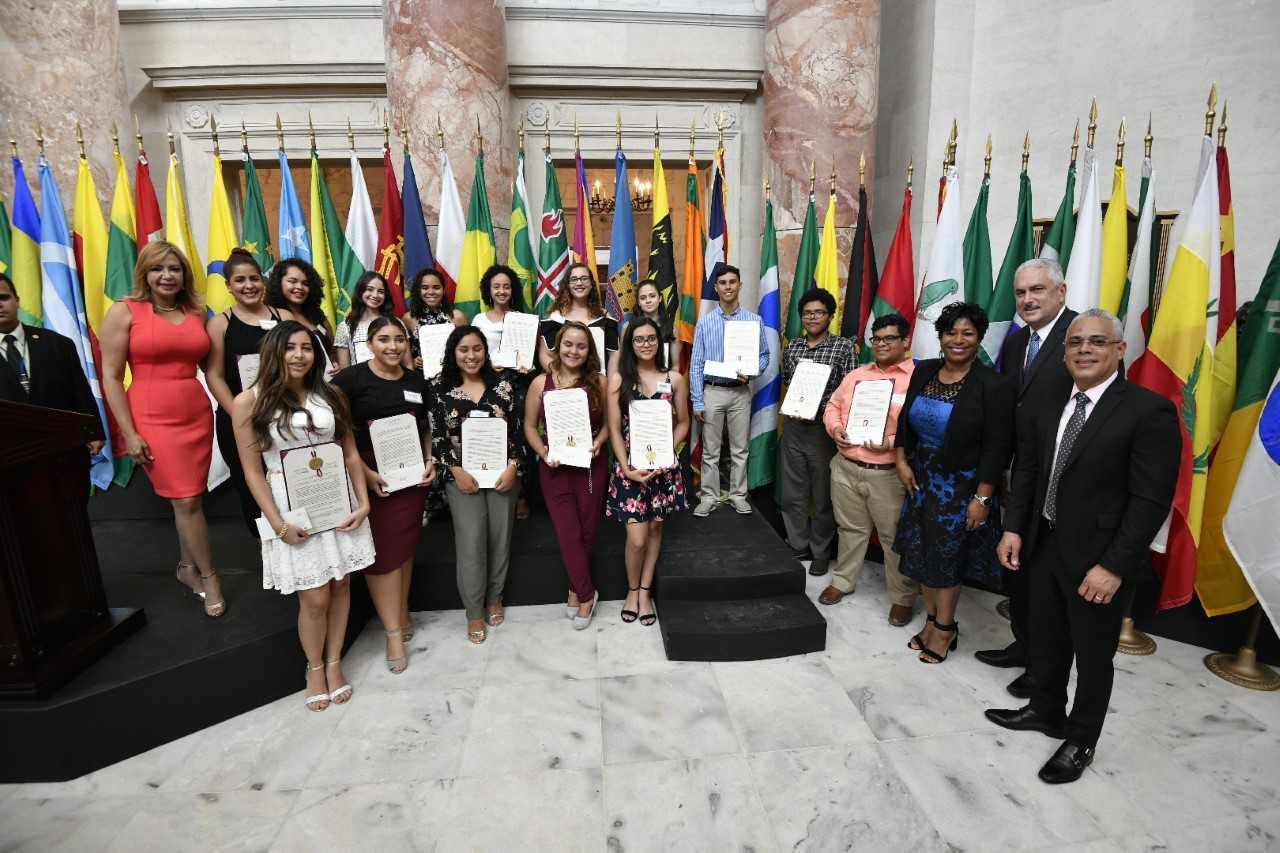 Más de 300 estudiante se benefician de beca senatorial