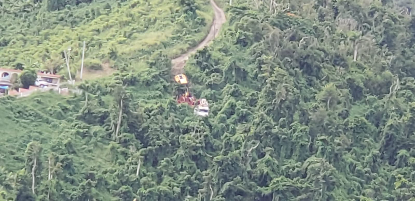 Camión volcado en Naguabo