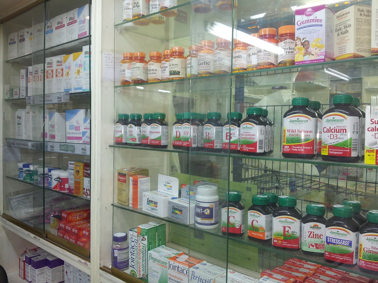 Representante de la zona este busca investigar si hay farmacias y licenciados suficientes en el país