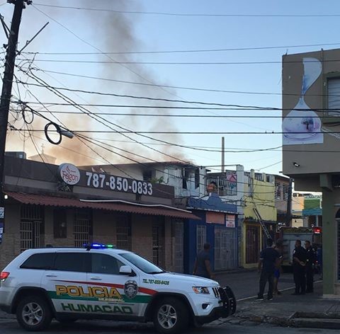 Amanece entre llamas y humo residencia del casco urbano en Humacao