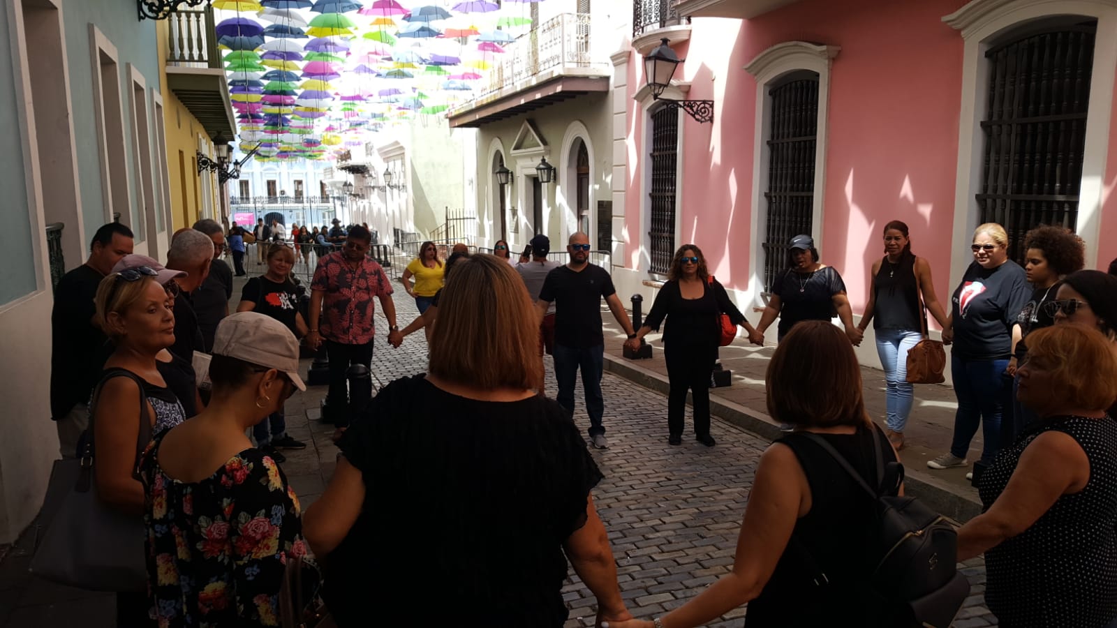 Naguabeños reunidos en La Fortaleza por el cierre de varias carreteras