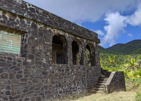 Voluntarios buscan restaurar Casa de Piedra en el Yunque