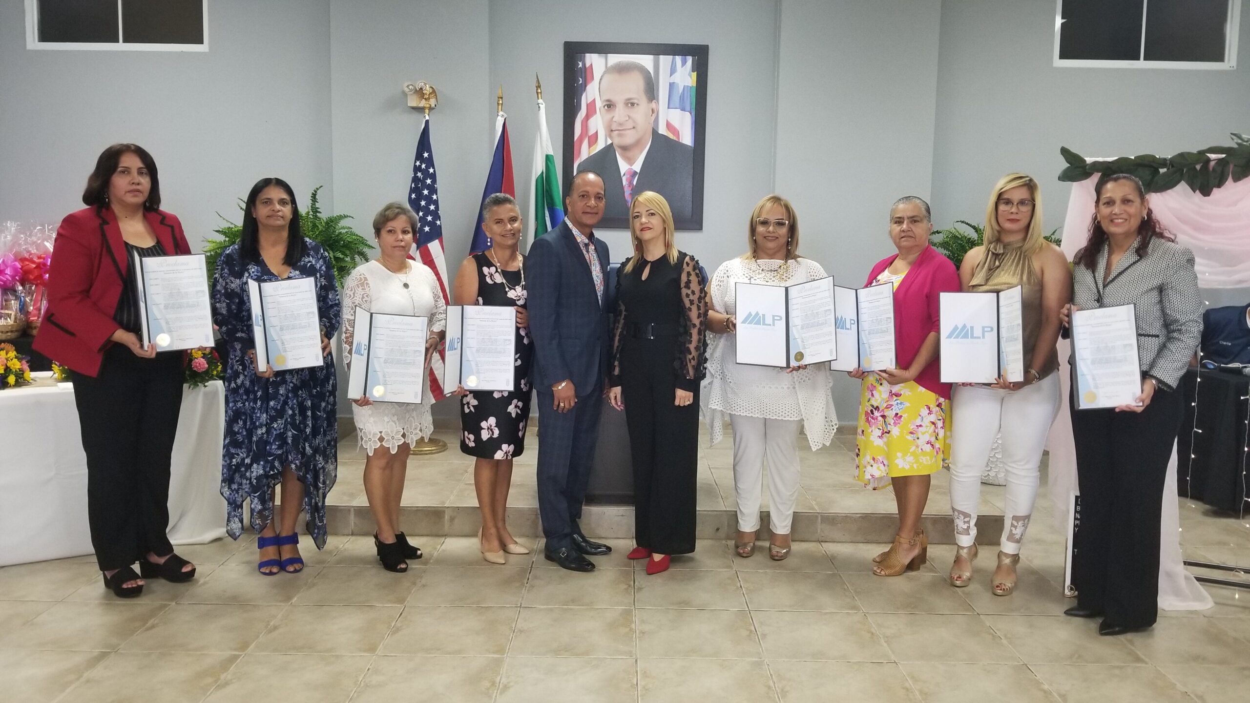 Primera dama y alcalde de Las Piedras reconocen las mujeres extraordinarias