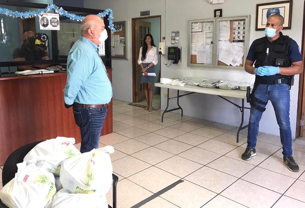Distribuyen almuerzos para personal médico y policías de la zona este