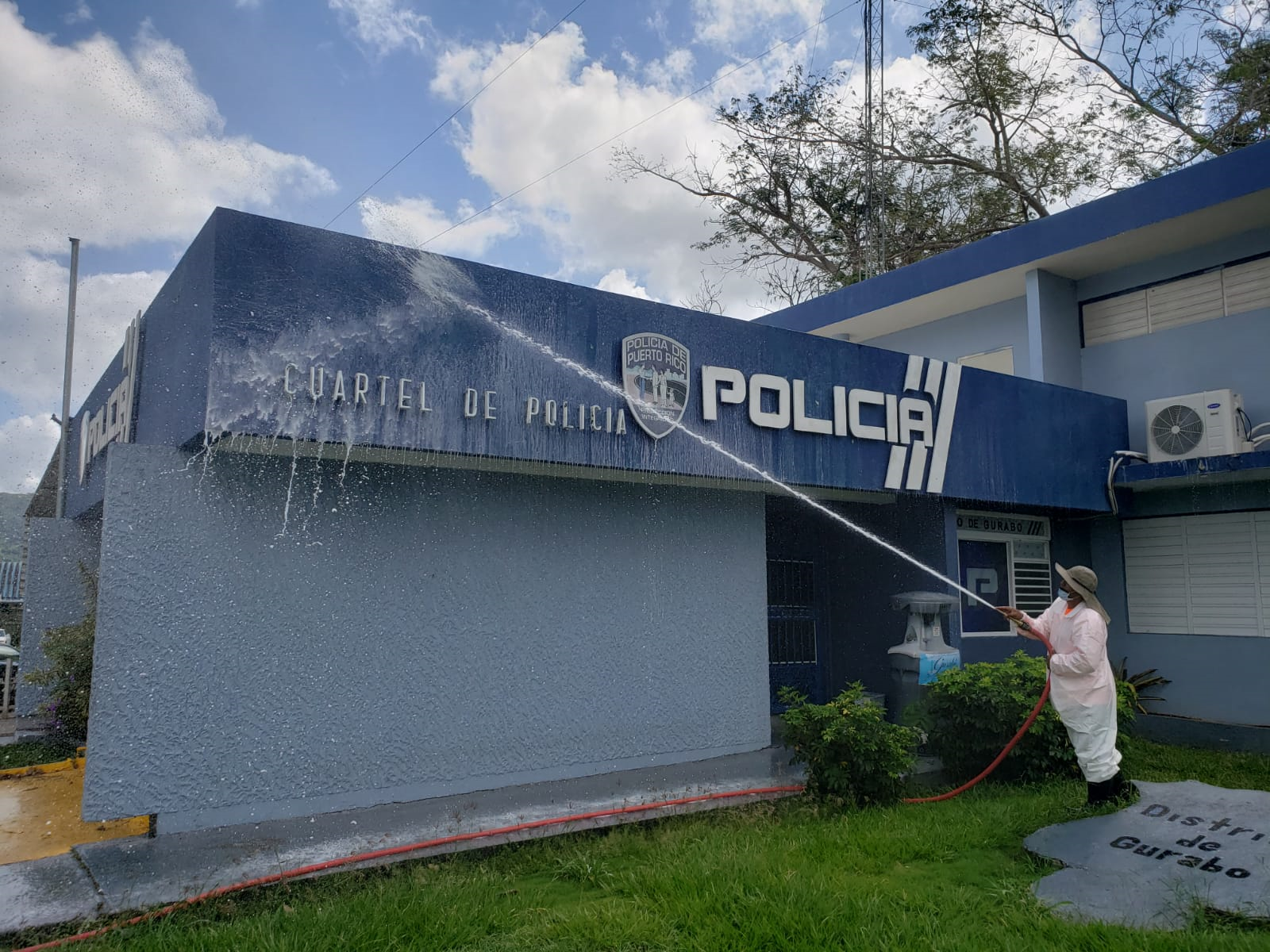 [FOTOS] Desinfectan patrullas y cuartel del distrito de Gurabo como medida de prevención