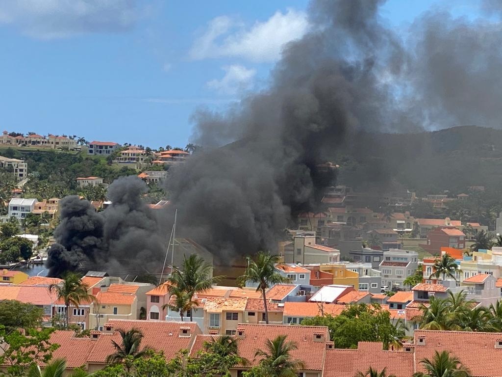 Embarcación en llamas en Palmas de Mar Humacao