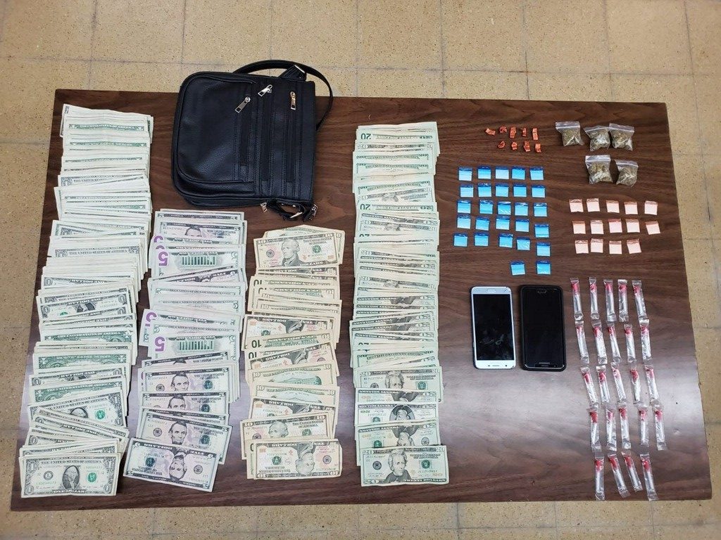 Arrestan dúo por drogas en residencial de Juncos