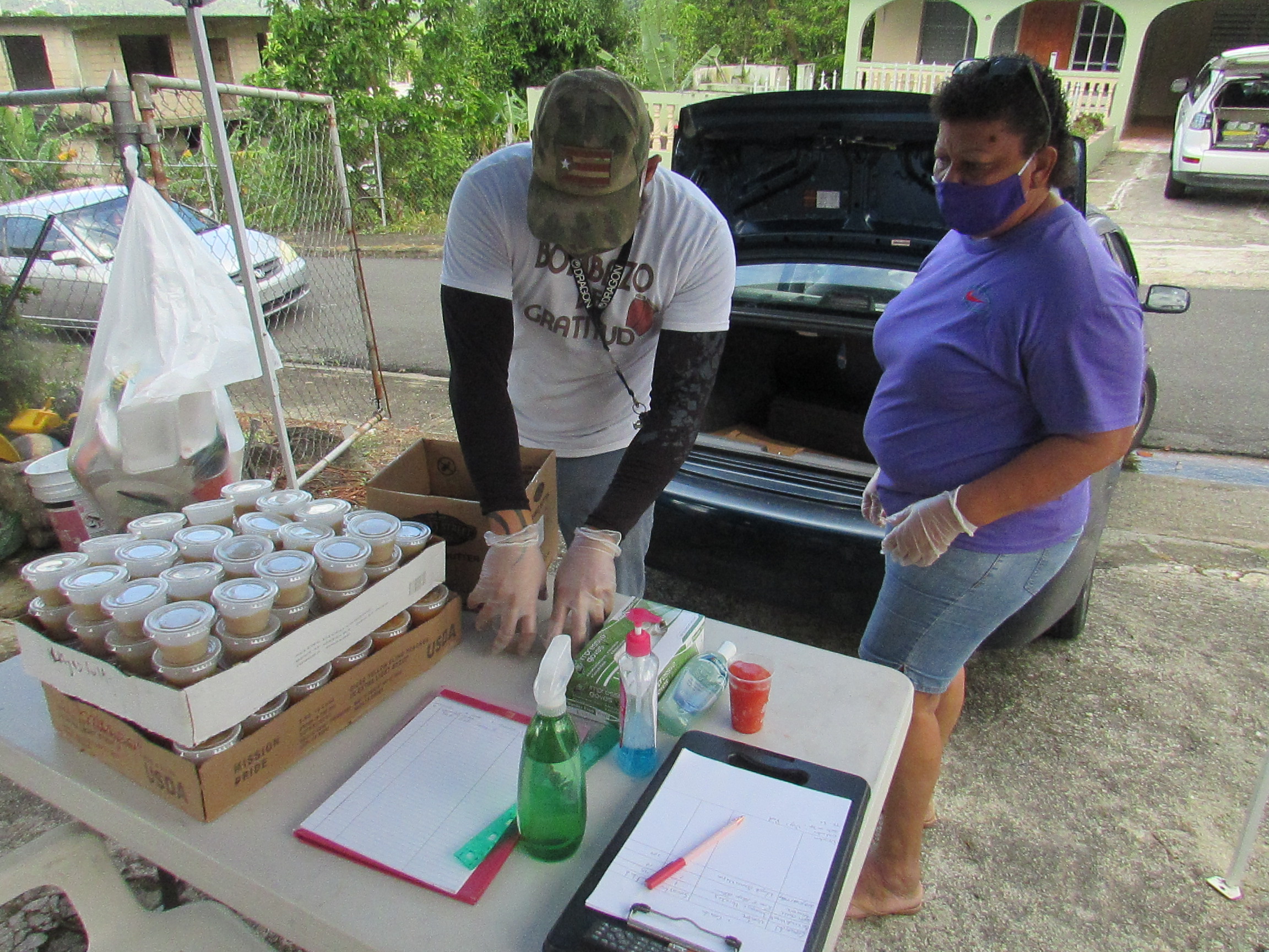 Voluntarios ayudan 1,200 naguabeños con comida caliente