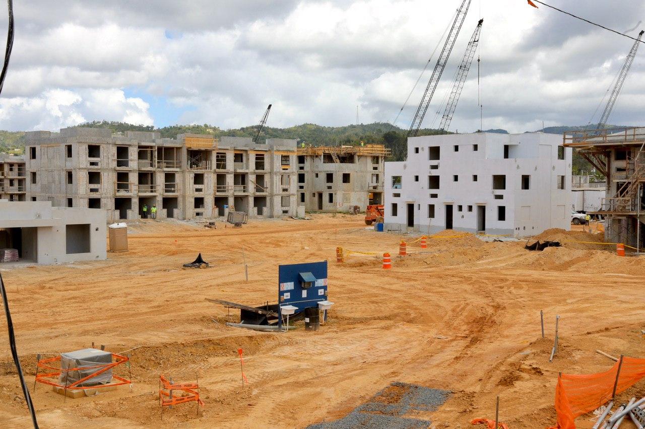 Gobernadora visita proyecto de viviendas en Caguas