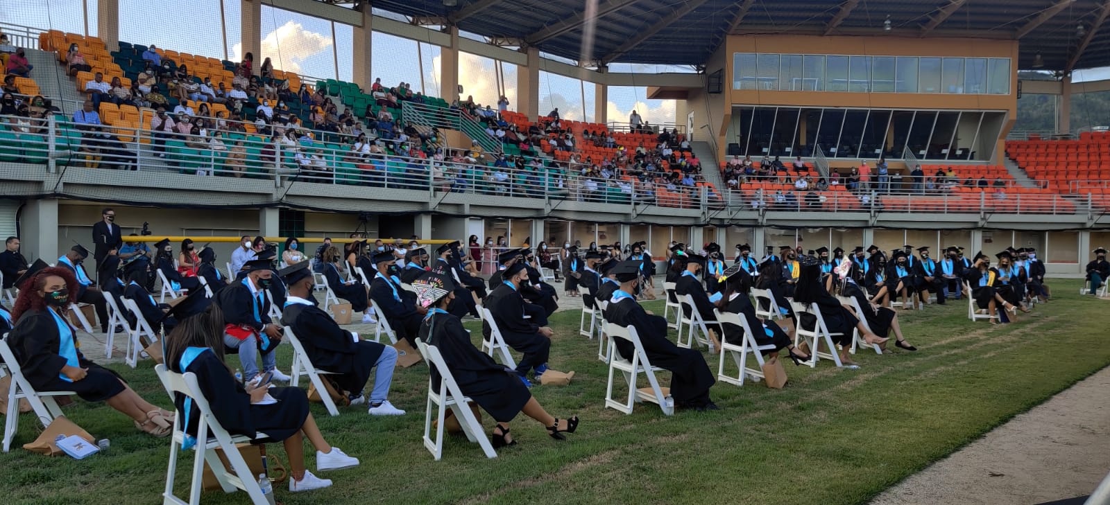 Alcalde de Maunabo otorga incentivo económico y equipo electrónico con internet a graduados escuela superior
