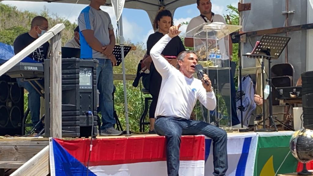 Iglesia de Punta Santiago se reinventa con servicios cristianos desde los autos