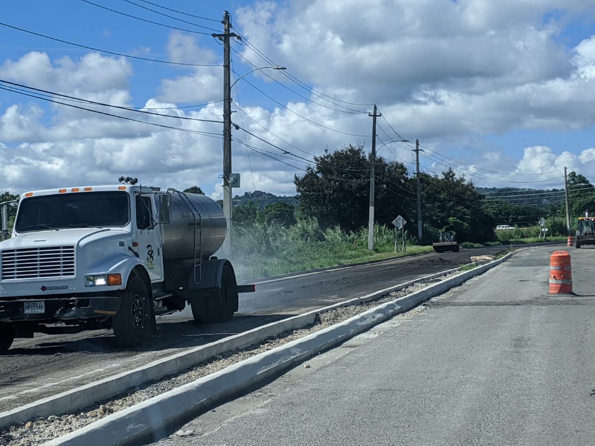 Trabajos de construcción y pavimentación en dos carreteras principales de Humacao
