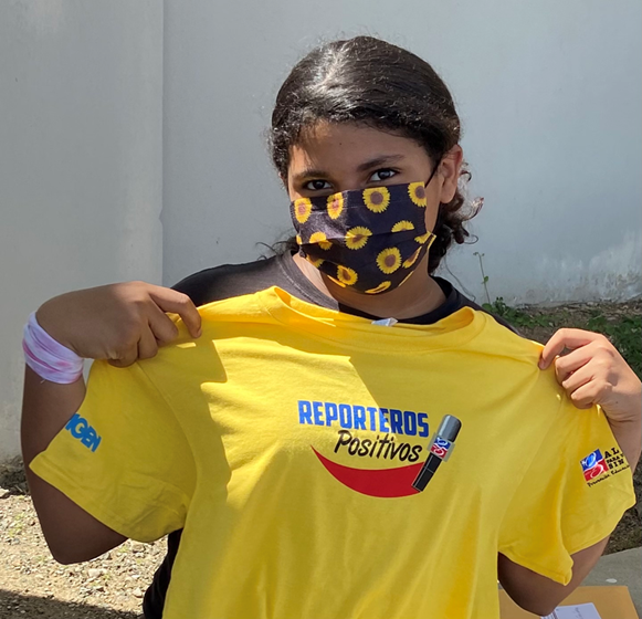Estudiantes de escuela en Juncos reciben su camiseta oficial del programa Reporteros Positivos