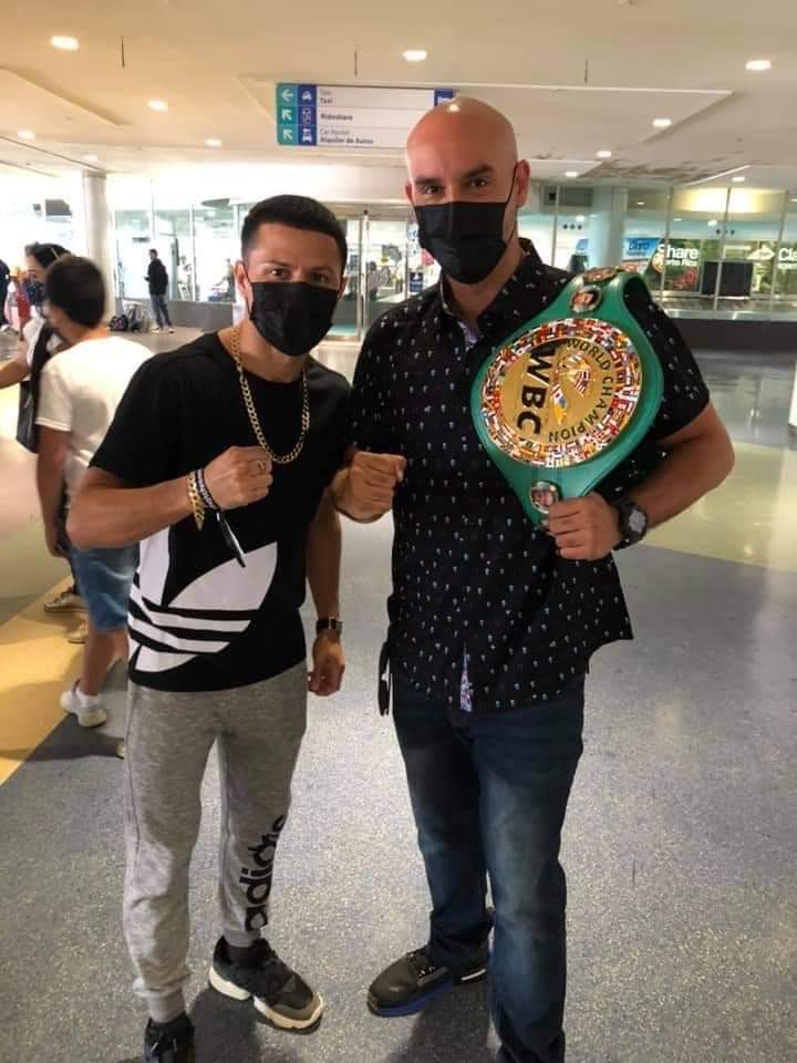 Fajardo recibe campeón de boxeo de título mundial