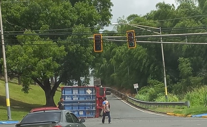 Camión volcado en Las Piedras