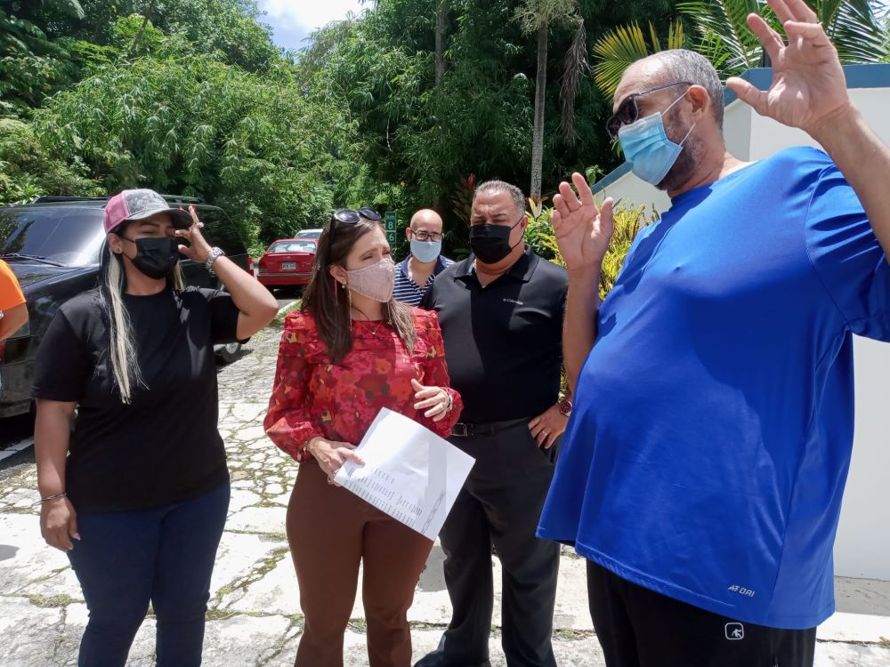 Secretaria del DTOP inspecciona carretera en el barrio Cubuy