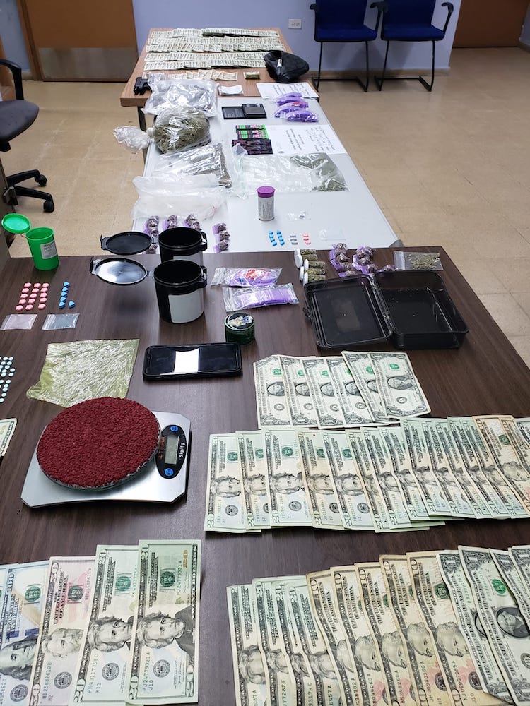 Ocupan $3,422 dólares, arma y municiones del interior de un auto en Caguas