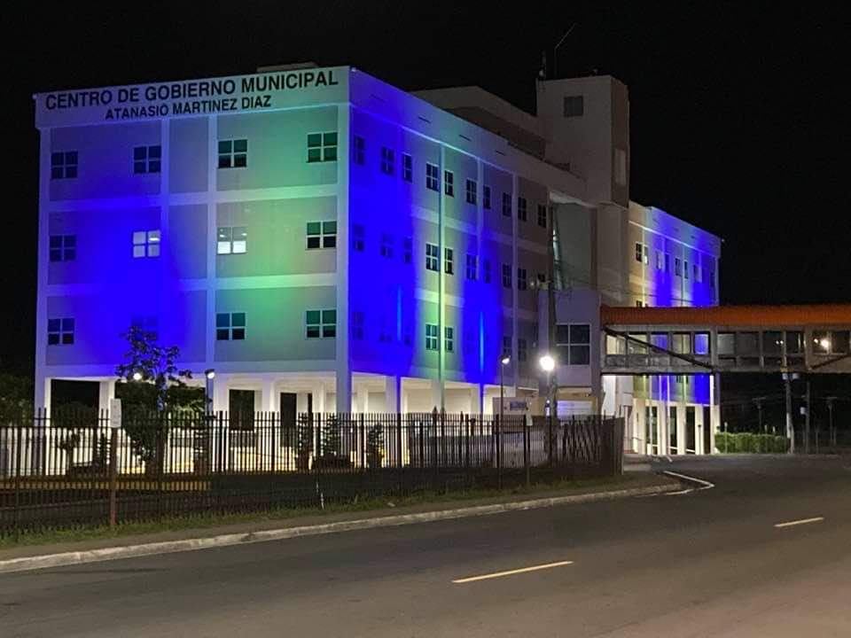 Iluminan en diferentes colores la casa alcaldía de Humacao
