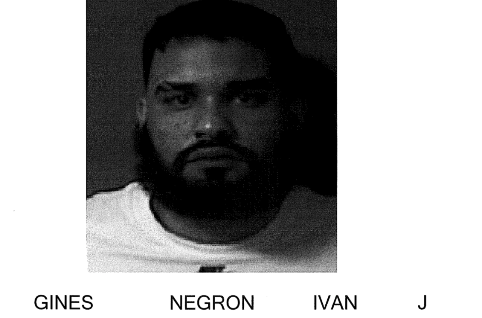 Diligencian órdenes de arresto en residencial  de Fajardo