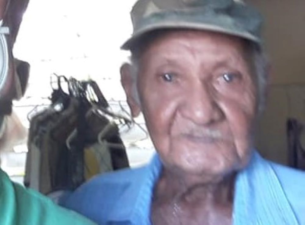 Mudan a don Cheo Coquí para reconstruir su hogar en el sector de la Playa en Naguabo