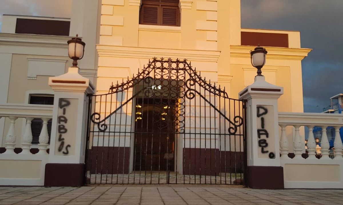 Vandalizan con graffiti verja de la Catedral de Fajardo
