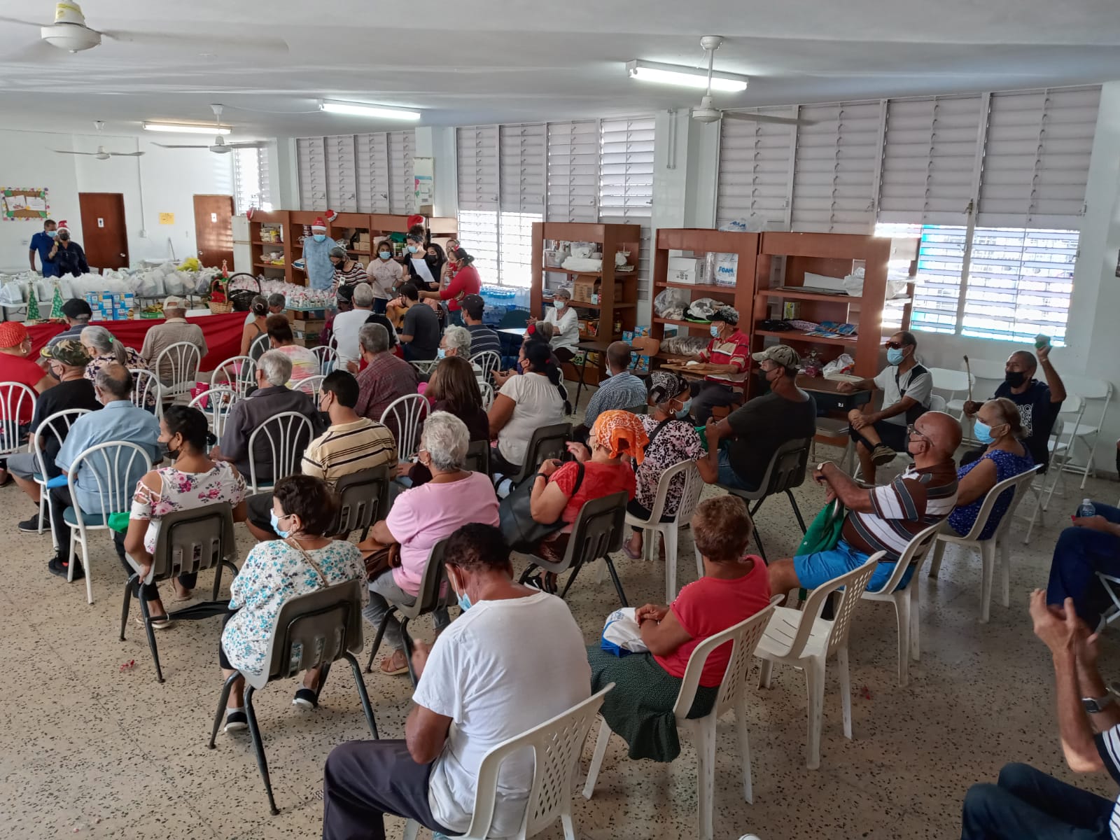Estudiantes e industriales ofrecen almuerzo a la comunidad en Naguabo