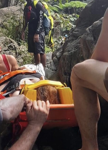 Turista resulta herida tras sufrir caída en Charco Frío en Ceiba