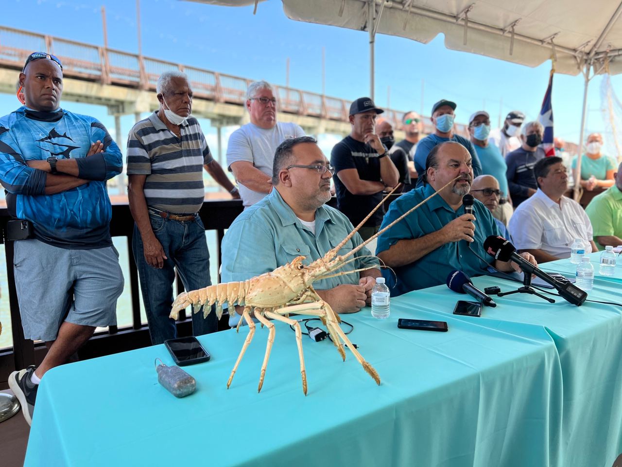 Pescadores con luz verde para la pesca de langosta