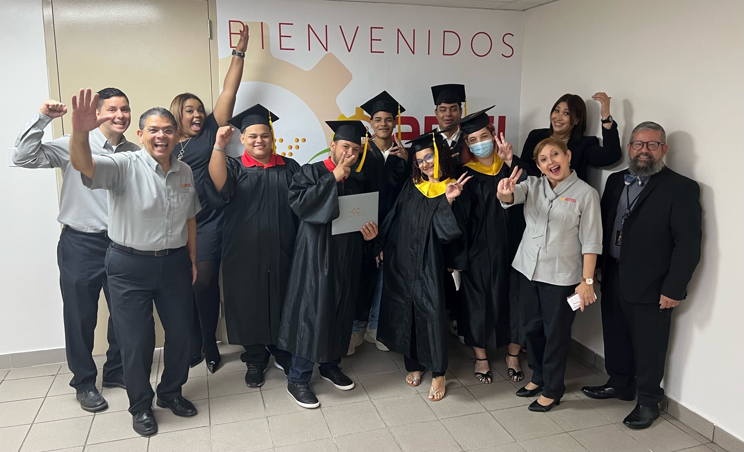 Jóvenes de Caguas y Gurabo logran su sueño de graduarse de cuarto año