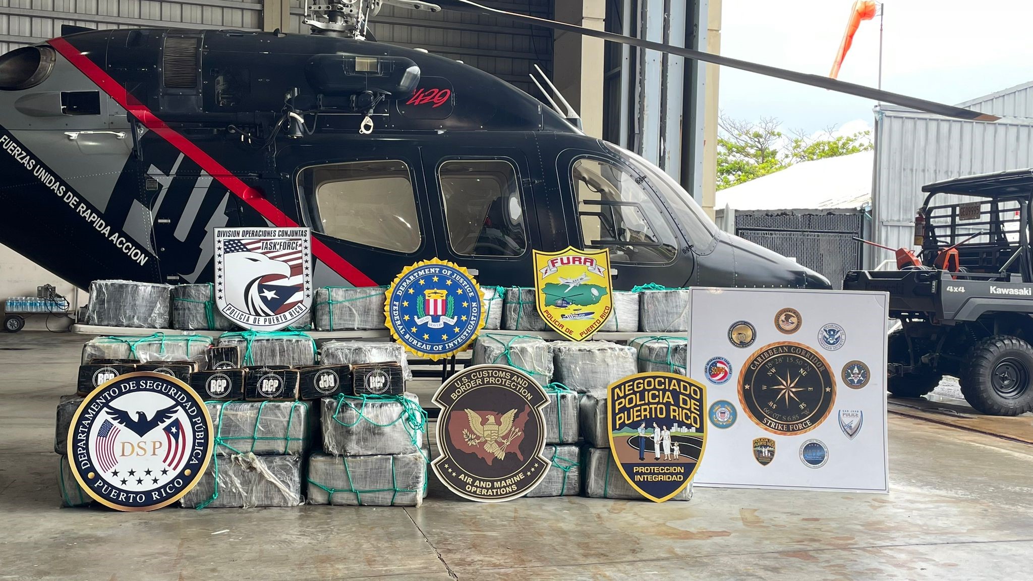 Policía incauta millonario cargamento de cocaína a 25 millas náuticas de Vieques y arresta a dos personas