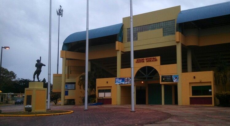 Ladrones se llevan sillas y mesas de estadio en Humacao