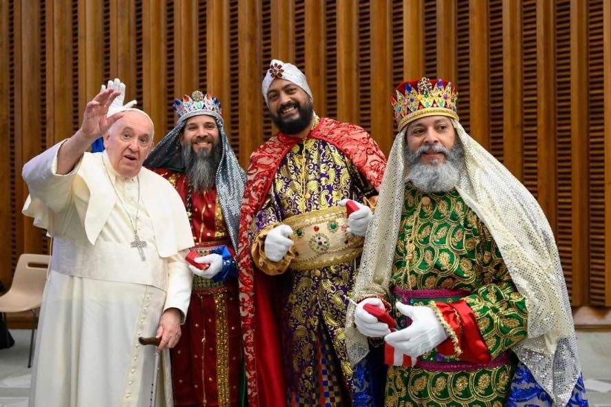Papa Francisco recibe a  Reyes Magos de Juana Díaz