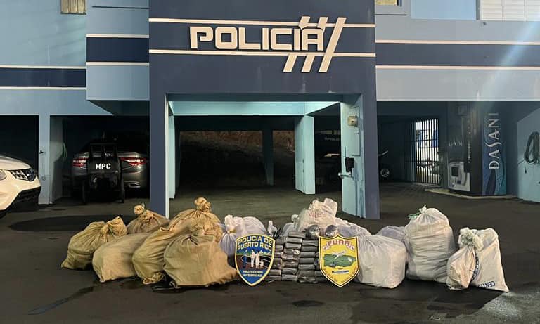Arrestan a tres hombres y una mujer en costas de Río Grande con cocaína