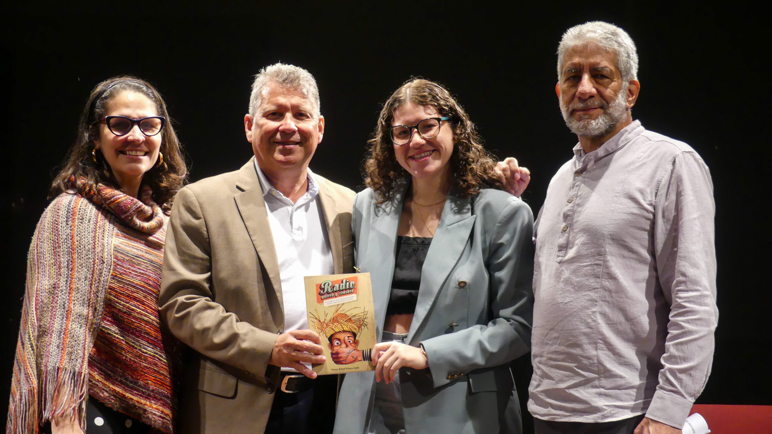 Héctor Piñero Cádiz (centro) junto a una de sus hijas y los doctores Maximiliano Dueñas Guzmán y Marcia Pacheco García