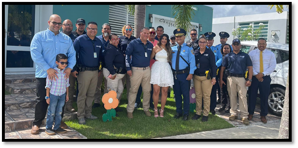 Ante la ausencia física de su padre, policías de Drogas de Humacao acompañan a hija de sargento a su graduación de cuarto año