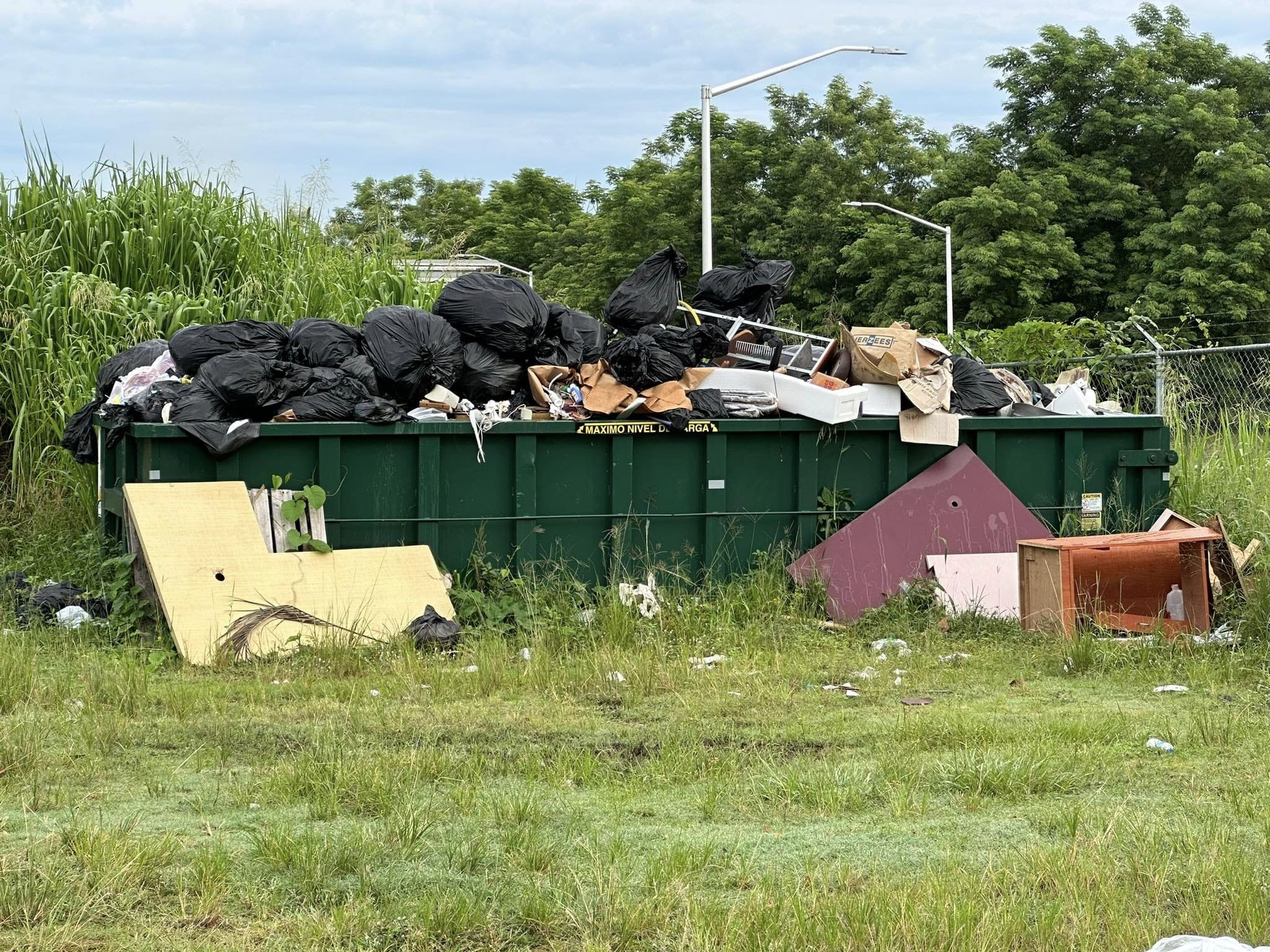 Urgen acciones ante acumulación de basura y condiciones precarias en UPR Humacao